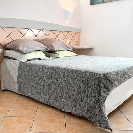 Arghjola Oda ve Kahvaltı 3*